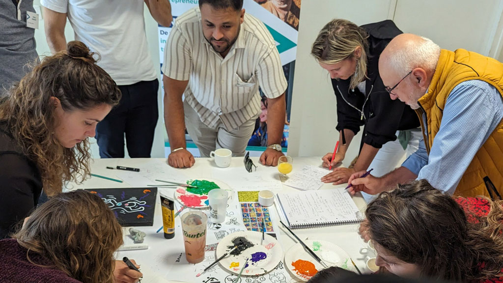 Atelier créatif participatif avec matériaux artistiques lors d'un team building